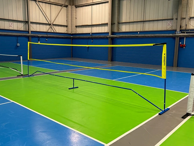 Xây chung mặt sân cầu lông - pickleball cao cấp 8 lớp sơn có 10% Hạt Cao Su TopSports trên nền ciment 